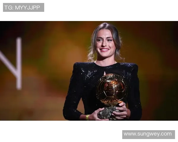 美国女足球星荣获年度最佳球员奖项举杯庆祝瞬间