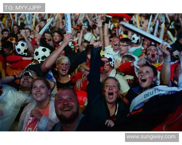 大爷热情喊话足球巨星助阵比赛现场气氛火爆引发全场欢呼